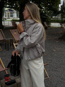 Стильний бомбер в клітинку на кулісці
